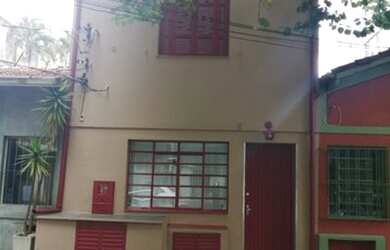 Imagem: A casa possui 2 Dormitórios, 2 Banheiros, 2 Vagas na garagem