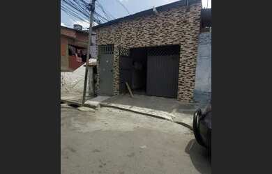 Imagem: A casa possui 3 Dormitórios, 2 Banheiros, 1 Vaga na garagem