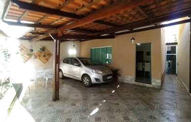 Imagem: A casa possui 3 Dormitórios, 2 Banheiros, 2 Vagas na garagem