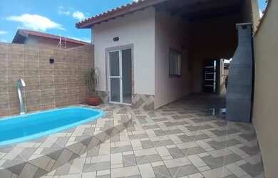 Imagem: A casa possui 2 Dormitórios, 2 Banheiros, 2 Vagas na garagem