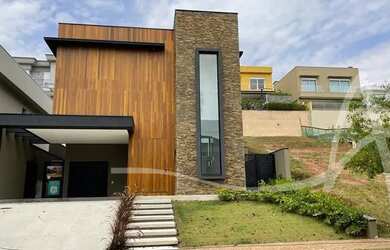 Imagem: A casa em condomínio possui 4 Dormitórios, 5 Banheiros, 3