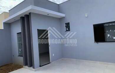 Imagem: A casa possui 2 Dormitórios, 2 Banheiros, 2 Vagas na garagem