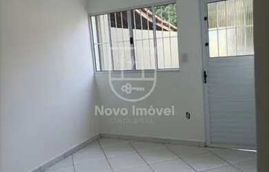 Imagem: A casa possui 2 Dormitórios, 1 Banheiro, 2 Vagas na garagem