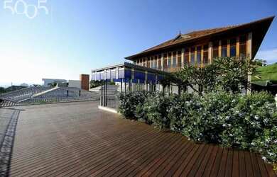 Imagem: A casa em condomínio possui 5 Dormitórios, 5 Banheiros, 380m²