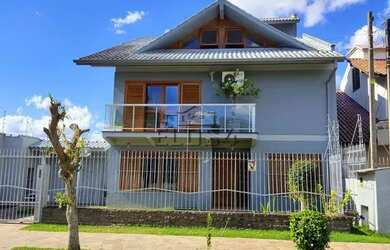 Imagem: A casa possui 4 Dormitórios, 5 Banheiros, 4 Vagas na garagem