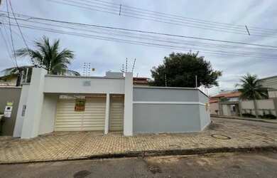 Imagem: A casa possui 5 Dormitórios, 5 Banheiros, 2 Vagas na garagem