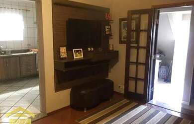 Imagem: A casa possui 3 Dormitórios, 3 Banheiros, 4 Vagas na garagem