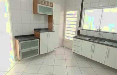 Imagem: A casa possui 2 Dormitórios, 1 Banheiro, 2 Vagas na garagem