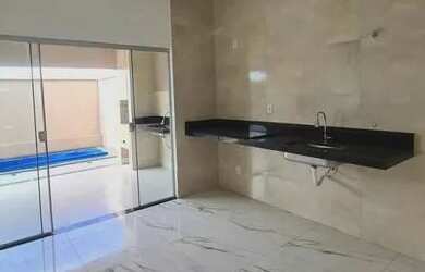 Imagem: A casa possui 3 Dormitórios, 2 Banheiros, 2 Vagas na garagem