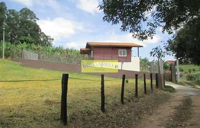 Imagem: A casa possui 2 Dormitórios, 2 Banheiros, 4 Vagas na garagem