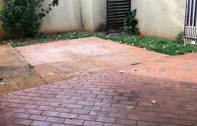 Imagem: A casa possui 2 Dormitórios, 1 Banheiro, 2 Vagas na garagem