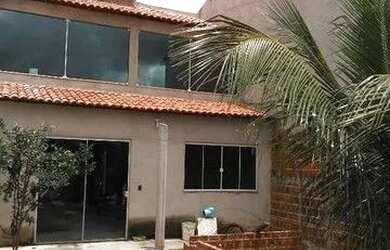 Imagem: A casa possui 3 Dormitórios, 2 Banheiros, 2 Vagas na garagem