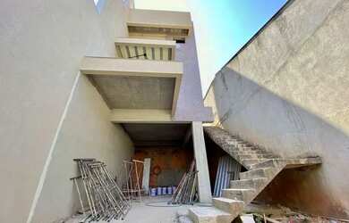 Imagem: A casa possui 3 Dormitórios, 2 Banheiros, 4 Vagas na garagem