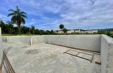 Imagem: A casa possui 2 Dormitórios, 2 Banheiros, 2 Vagas na garagem