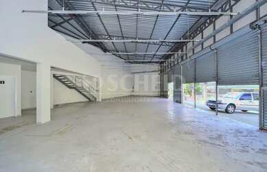 Imagem: O depósito possui 5 Vagas na garagem, 274m² de Área e está