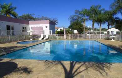 Imagem: A casa em condomínio possui 2 Dormitórios, 1 Banheiro, 2 Vagas