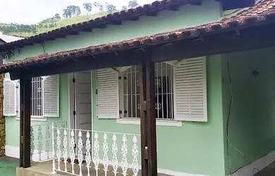 Imagem: A casa possui 2 Dormitórios, 1 Banheiro, 3 Vagas na garagem