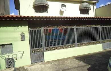 Imagem: A casa possui 3 Dormitórios, 2 Banheiros, 3 Vagas na garagem