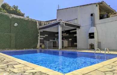 Imagem: A casa possui 4 Dormitórios, 3 Banheiros, 3 Vagas na garagem