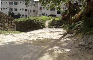 Imagem: A casa possui 3 Dormitórios, 3 Banheiros, 5 Vagas na garagem