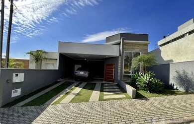 Imagem: A casa em condomínio e possui 3 Dormitórios, 3 Banheiros