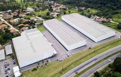 Imagem: O depósito possui 5 Vagas na garagem, 1.388m² de Área e