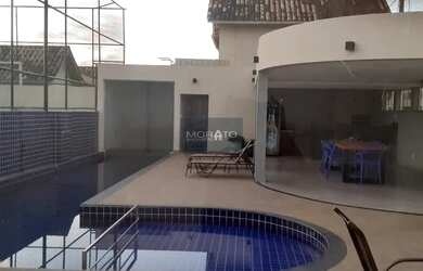 Imagem: A casa possui 3 Dormitórios, 2 Banheiros, 2 Vagas na garagem