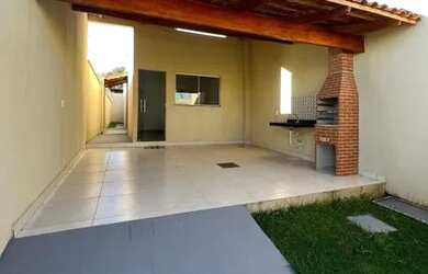 Imagem: A casa possui 2 Dormitórios, 2 Banheiros, 2 Vagas na garagem