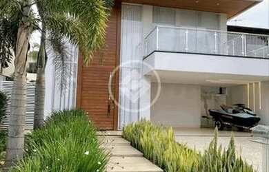 Imagem: A casa em condomínio possui 5 Dormitórios, 5 Banheiros, 350m²