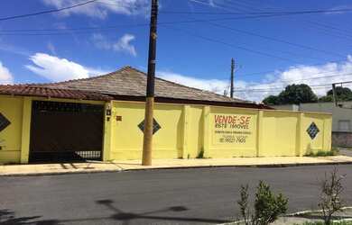 Imagem: A casa possui 4 Dormitórios, 4 Banheiros, 5 Vagas na garagem