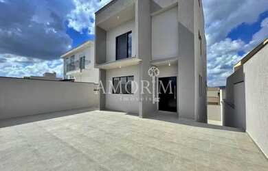 Imagem: A casa possui 3 Dormitórios, 2 Banheiros, 3 Vagas na garagem