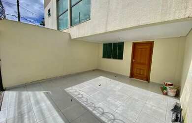 Imagem: A casa possui 3 Dormitórios, 3 Banheiros, 2 Vagas na garagem