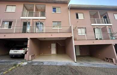 Imagem: A casa possui 4 Dormitórios, 4 Banheiros, 2 Vagas na garagem