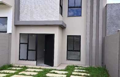 Imagem: A casa possui 3 Dormitórios, 3 Banheiros, 2 Vagas na garagem