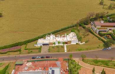 Imagem: A casa em condomínio possui 5 Dormitórios, 5 Banheiros, 4