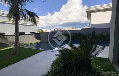 Imagem: A casa em condomínio possui 4 Dormitórios, 3 Banheiros, 5