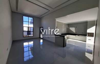 Imagem: A casa possui 3 Dormitórios, 2 Banheiros, 2 Vagas na garagem