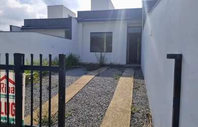 Imagem: A casa possui 2 Dormitórios, 1 Banheiro, 2 Vagas na garagem