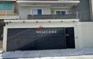 Imagem: A casa possui 3 Dormitórios, 4 Banheiros, 5 Vagas na garagem