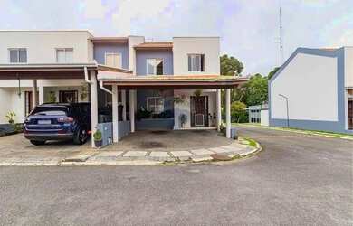 Imagem: A casa possui 3 Dormitórios, 2 Banheiros, 2 Vagas na garagem