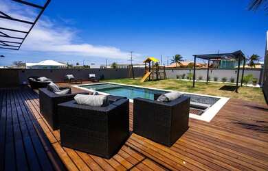 Imagem: A casa possui 4 Dormitórios, 1 Banheiro, 2 Vagas na garagem