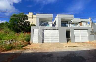 Imagem: A casa possui 3 Dormitórios, 2 Banheiros, 2 Vagas na garagem