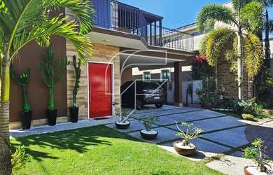 Imagem: A casa possui 4 Dormitórios, 2 Banheiros, 4 Vagas na garagem