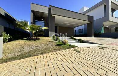 Imagem: A casa em condomínio possui 4 Dormitórios, 1 Banheiro, 4 Vagas