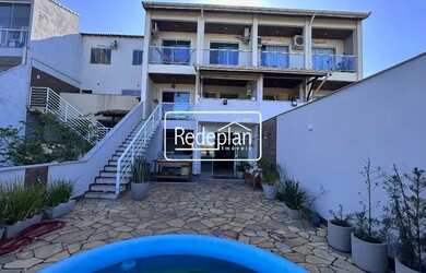 Imagem: A casa possui 3 Dormitórios, 4 Banheiros, 2 Vagas na garagem