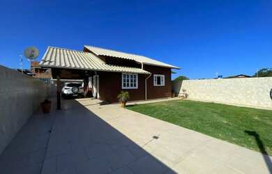 Imagem: A casa possui 3 Dormitórios, 3 Banheiros, 2 Vagas na garagem