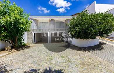 Imagem: A casa possui 5 Dormitórios, 3 Banheiros, 5 Vagas na garagem