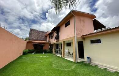 Imagem: A casa em condomínio possui 4 Dormitórios, 4 Banheiros, 330m²