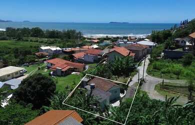 Imagem: A casa possui 2 Dormitórios, 1 Banheiro, 3 Vagas na garagem