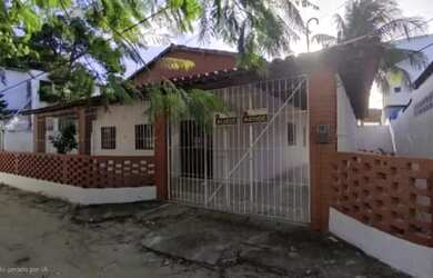 Imagem: A casa possui 3 Dormitórios, 1 Banheiro, 2 Vagas na garagem